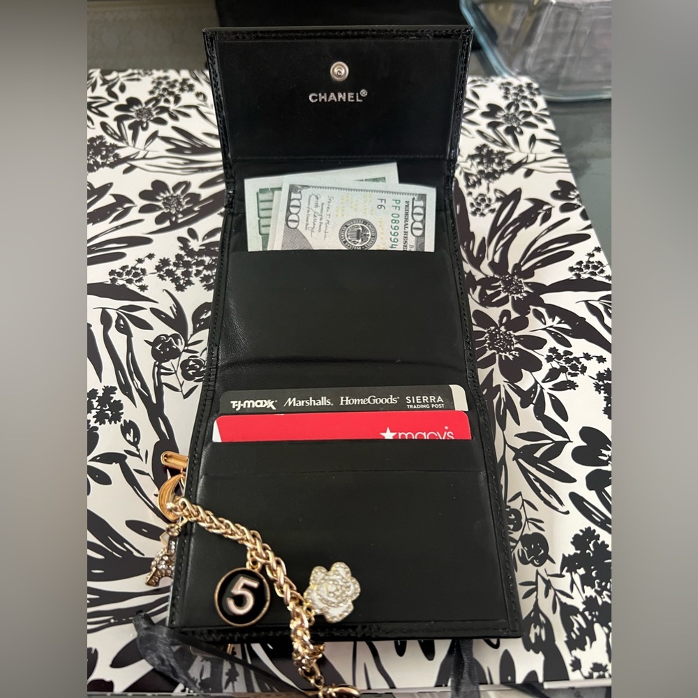 CHANEL Vintage Trifold Wallet Black Patent Leather - Picture 5 of 13